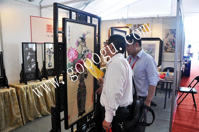 工作人員正在認(rèn)真講解蘇繡作品！