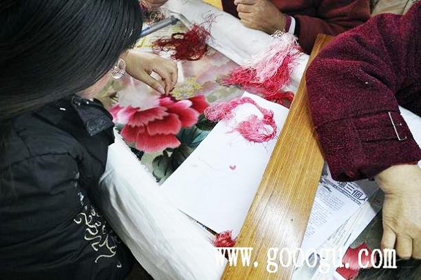 嬌古蘇繡，大型刺繡屏風(fēng)定做加工，刺繡現(xiàn)場(chǎng)